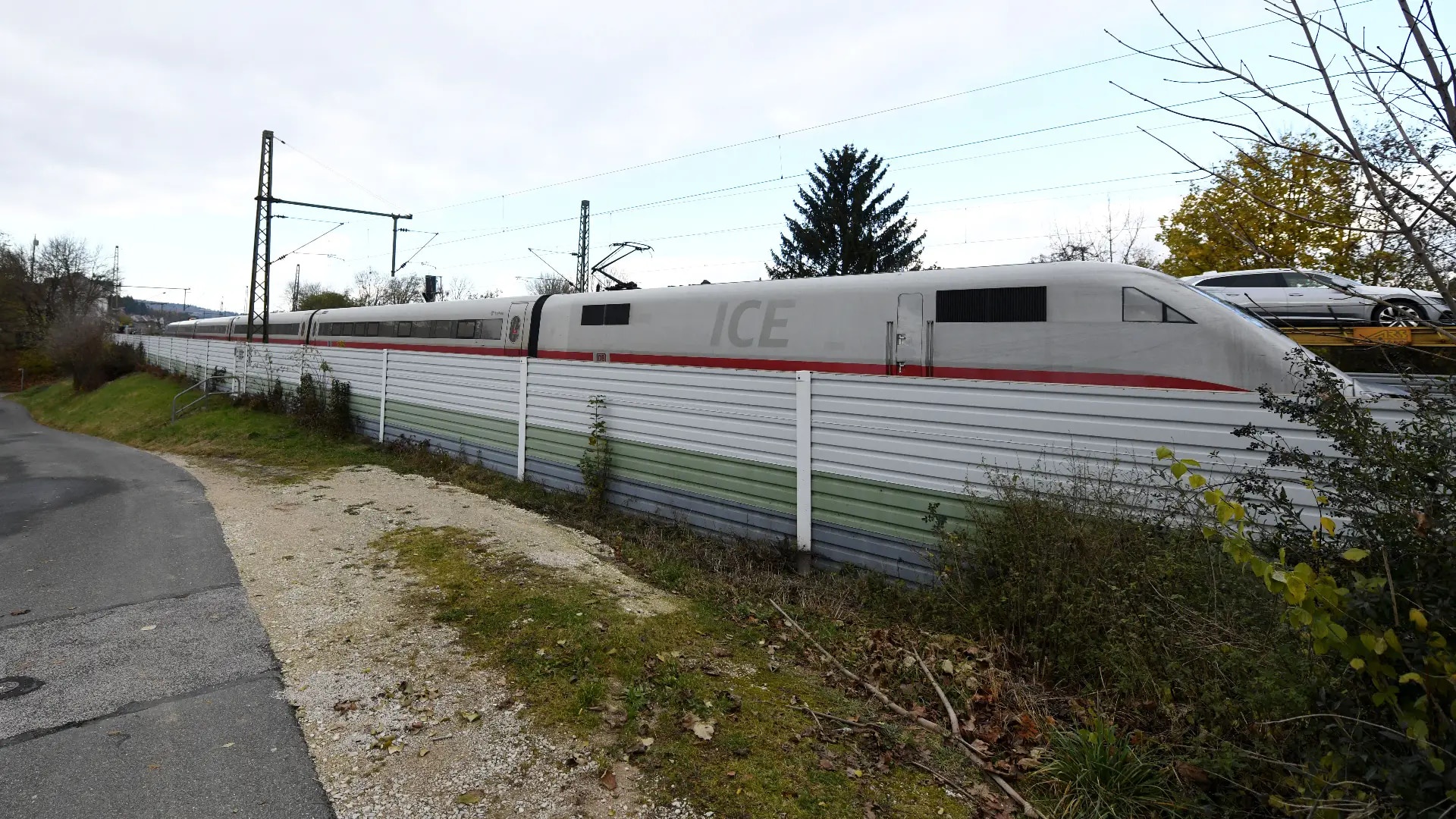 Aug 17, 2020 · der mann, der einen fahrkartenkontrolleur der deutschen bahn bei einem messerangriff schwer verletzt hat, ist weiterhin auf der flucht. 34h 1xgs 0emam
