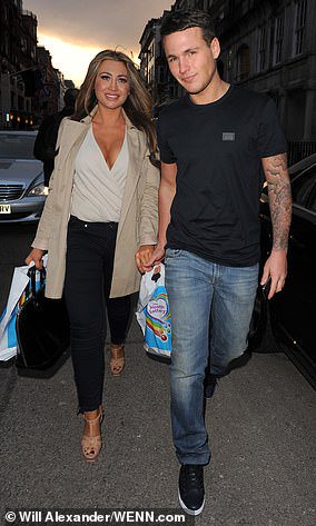 Lauren Goodger Mum : New Mum Lauren Goodger Dresses Her Curvaceous Figure In A Pink Cardigan And Skintight Leggings As She Heads Out After Reuniting With Charles Drury Opera News