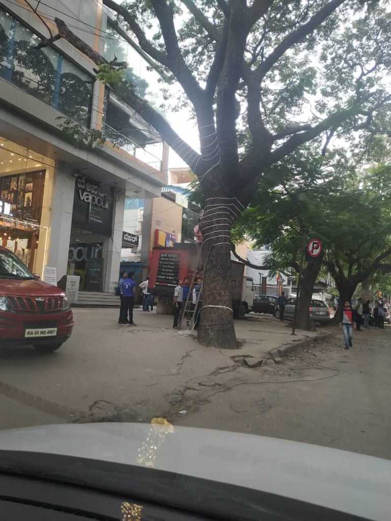 Shops begin removing 'fairy lights' in Indiranagar; residents triumph yet again! 2 Shops begin removing 'fairy lights' in Indiranagar; residents triumph yet again! 2