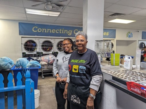 Arizona laundromat offers free haircuts, meals to those in need