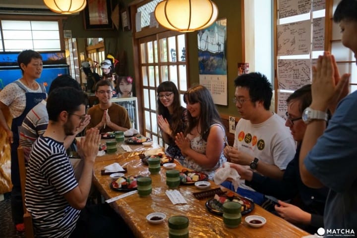 Dalam bahasa indonesia, itadakimasu (いただきます) artinya selamat makan. Yuk Belajar Mengenal Tata Krama Unik Jepang Saat Makan Matcha Situs Wisata Jepang