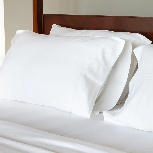 Almohadón blanco popelín 200 hilos en cama de hotel - Almohada grande