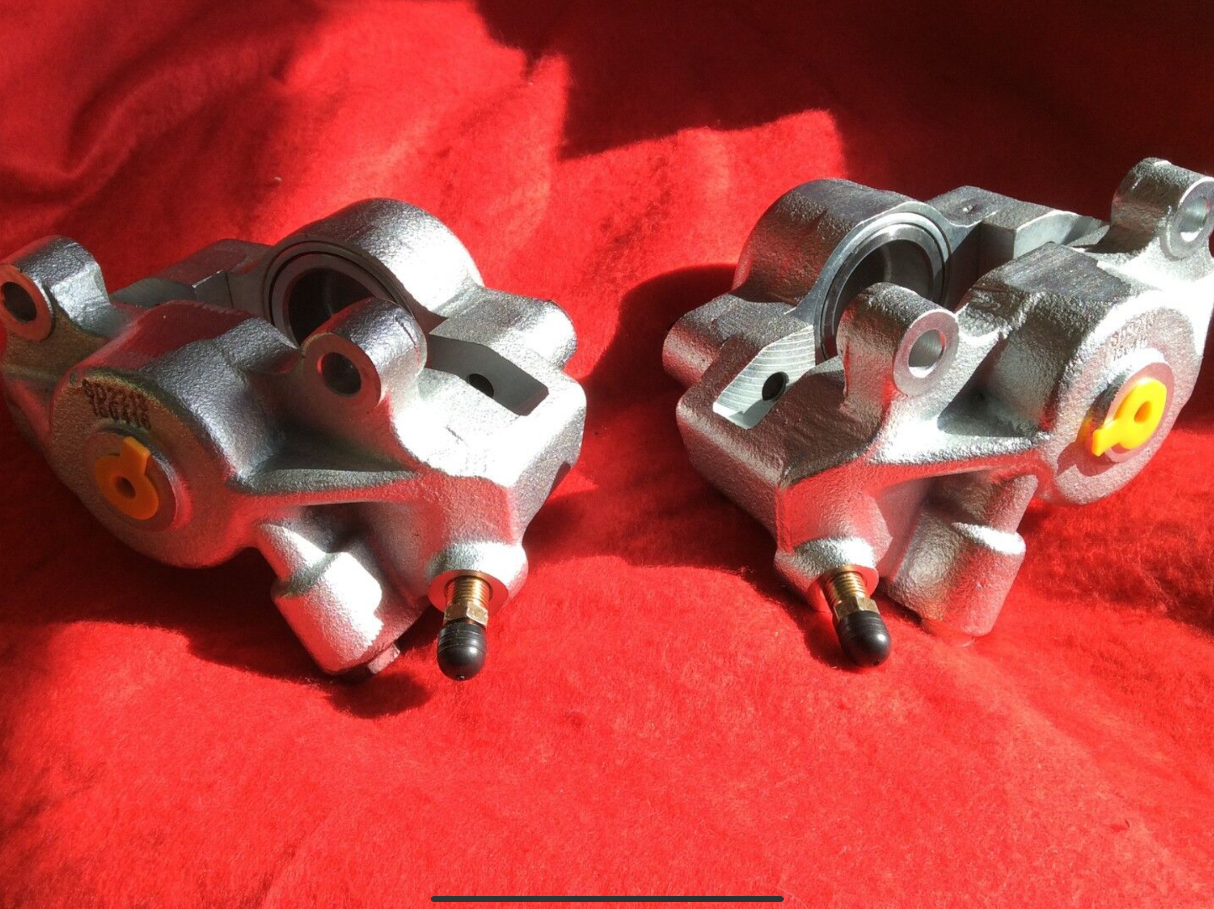 Pair of Classic Mini 7.5” brake calipers 27H4656 and 27H4657