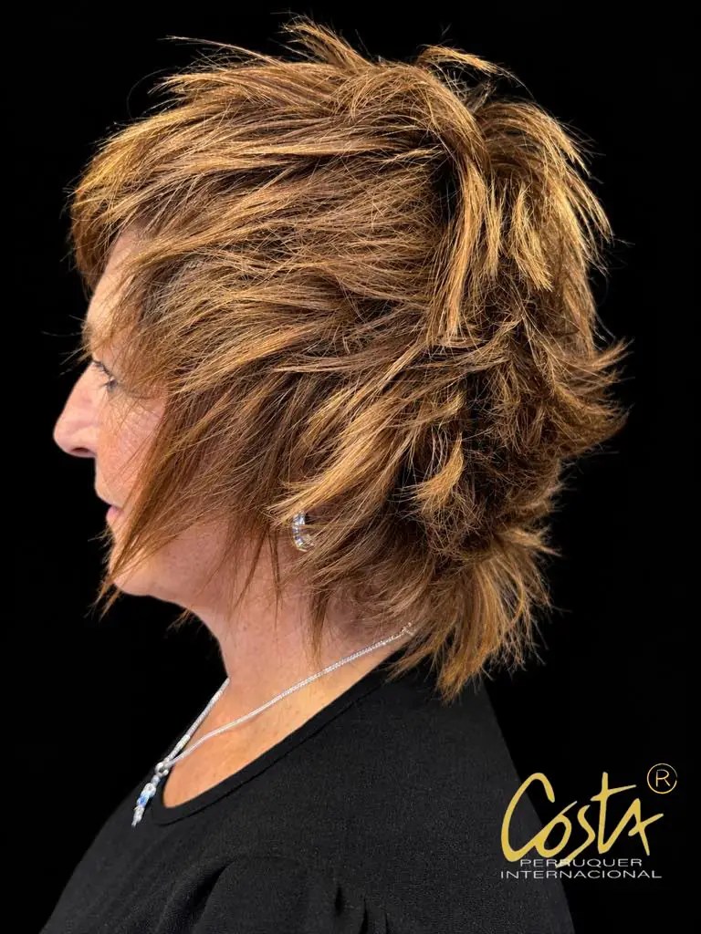 Perfil de dona amb pentinat recollit texturitzat