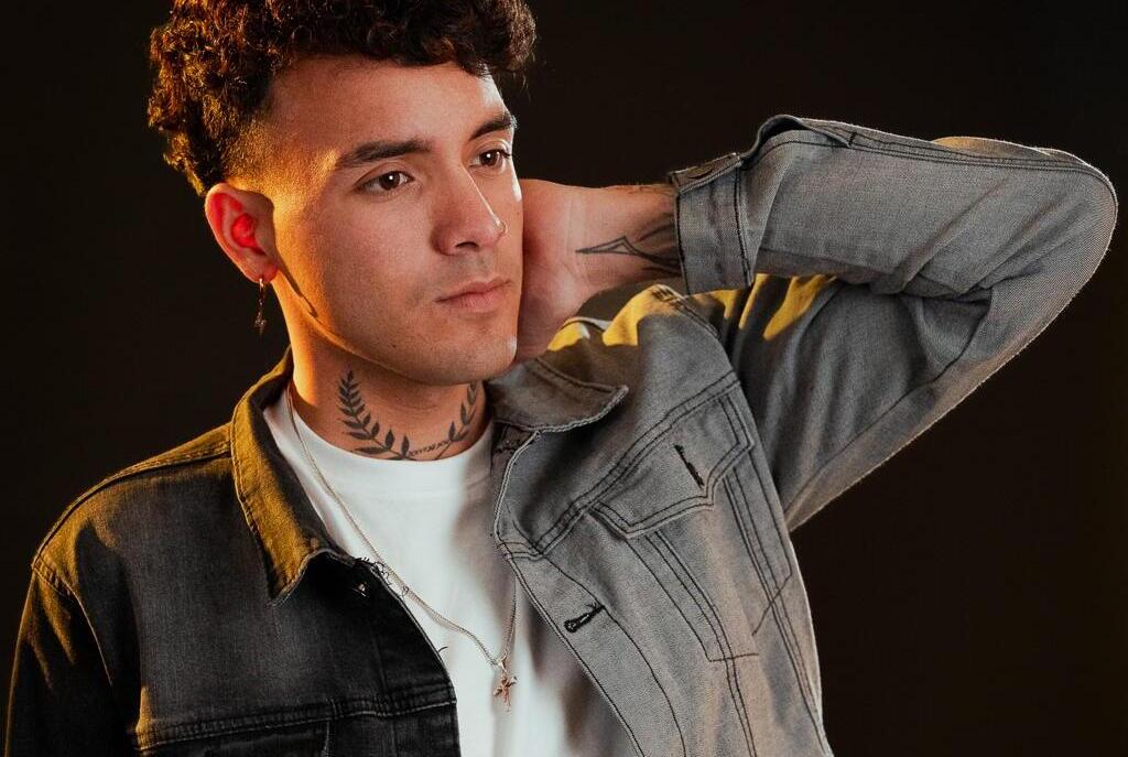 Alex Váskez inicia su carrera como solista con el lanzamiento de “Enfermo de amor”