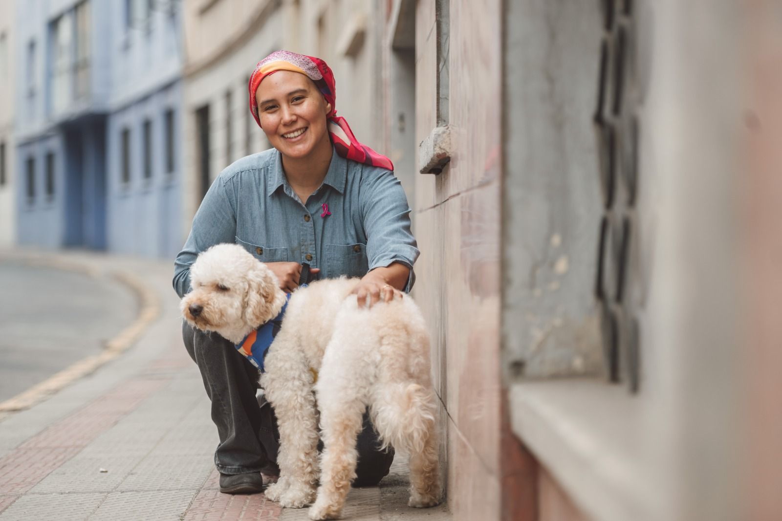 Héroes de cuatro patas: una exposición invita a reconocer el valor de acompañar durante el cáncer de mama