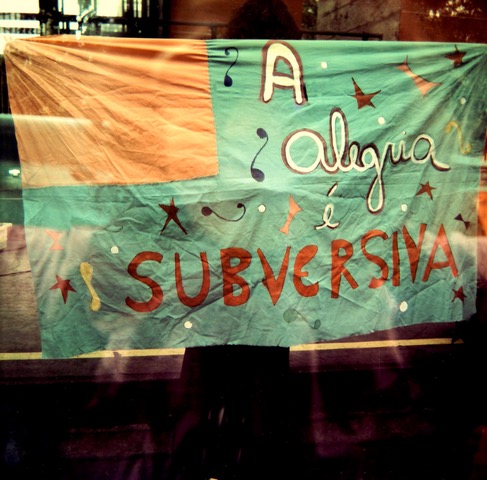 A Alegria é subversiva, de Maria Bitarello.