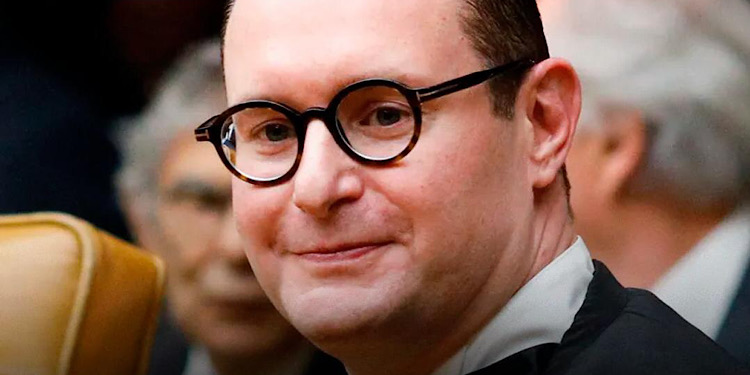 Zanin toma posse e se torna o ministro mais jovem do STF
