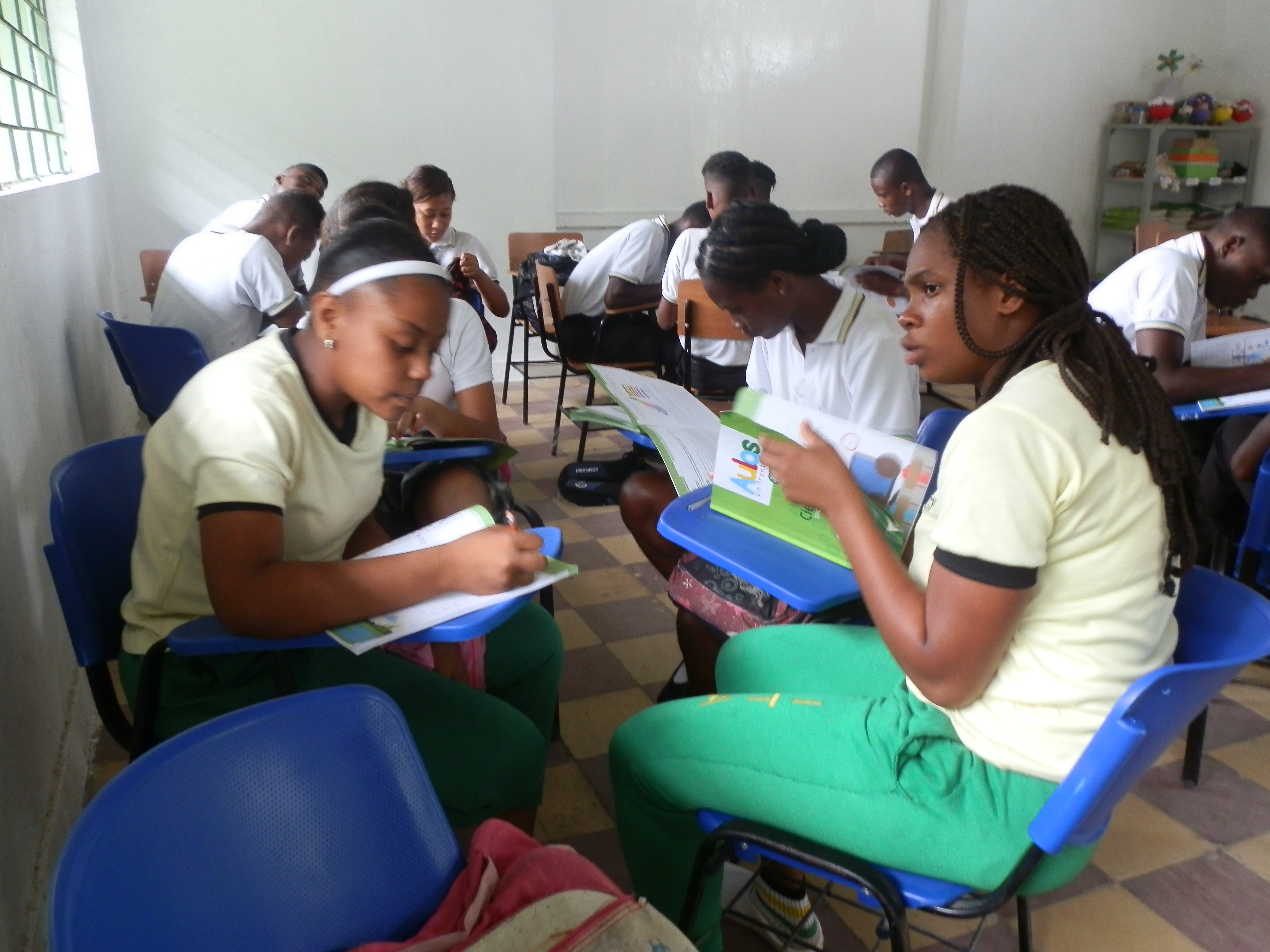 Estudiando en un salón o aula