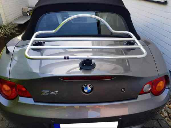 Argent BMW Z4 E85 avec un porte-bagages en acier inoxydable équipé