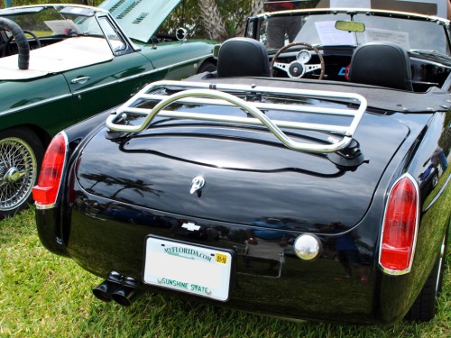 mgb noir avec un porte-bagages chromé revo-rack monté photographié de l'arrière