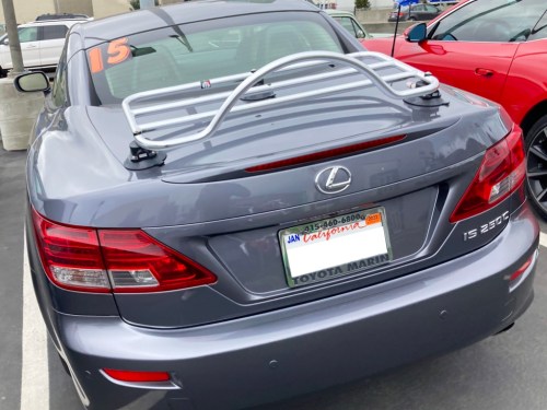 cabriolet lexus IS gris avec un porte-bagages noir revo-rack installé photographié à proximité à l'arrière