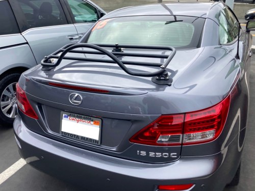 cabriolet lexus IS gris avec un porte-bagages noir revo-rack installé photographié à proximité à l'arrière