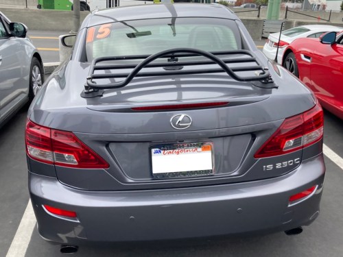 cabriolet lexus IS gris avec un porte-bagages noir revo-rack installé photographié à proximité à l'arrière