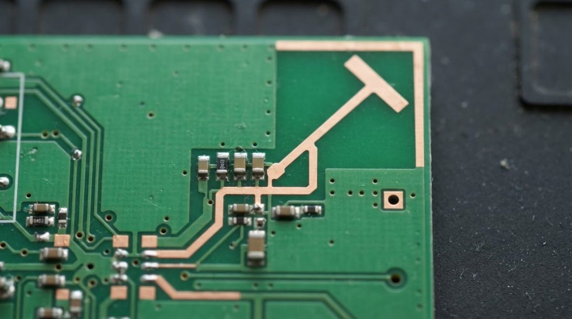 PCB trace inverted-F antenna with ground keep-out zone