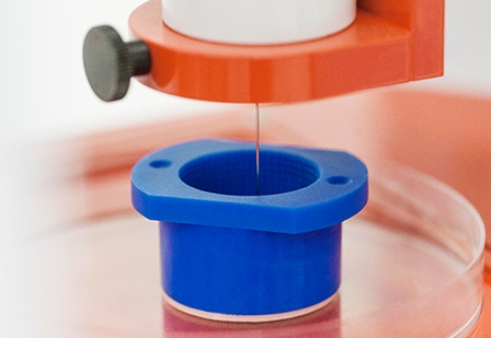 Fig. 1: 3D printing of poloxamer gel into ElastoSens™ Bio sample holders