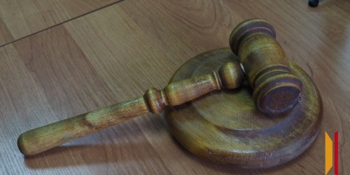 В Воронеже полицейские заставили брата и сестру отдать им 45 тыс рублей, угрожая обвинить их в сбыте наркотиков