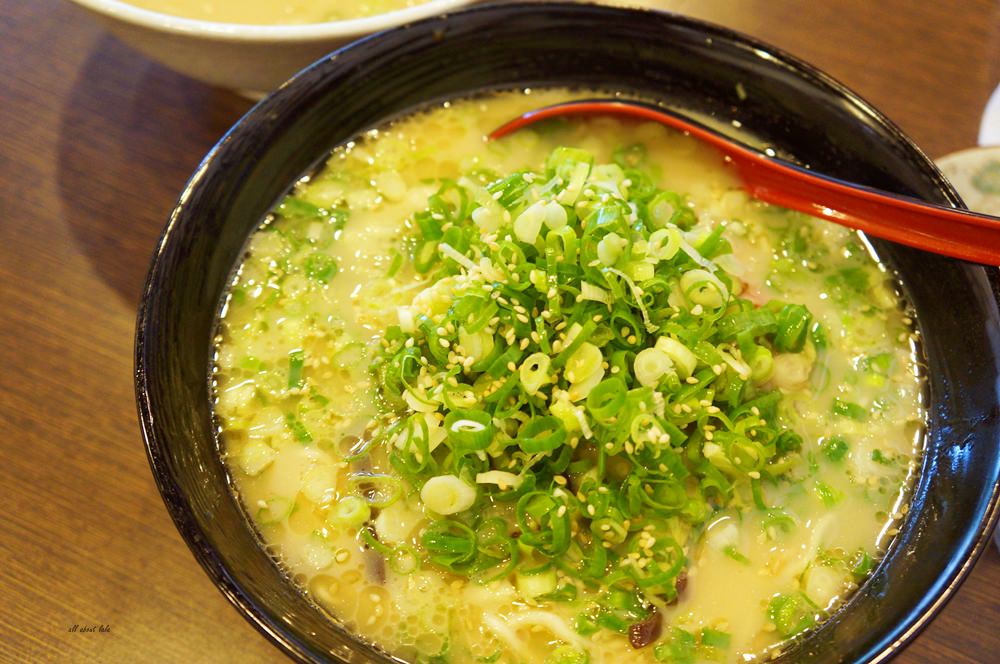 新竹東區餐廳 太河拉麵 日式風格的豚骨拉麵 普普風 段純貞牛肉麵旁
