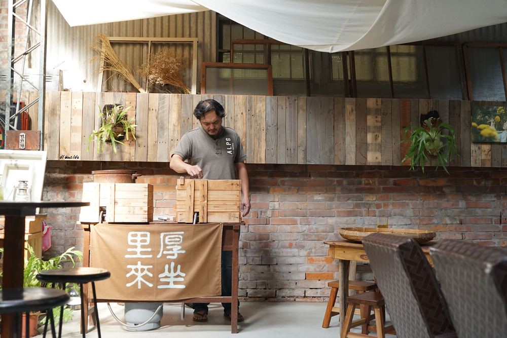 台中西區 里厚來坐忠勤街咖啡店 自家烘焙 陶鍋炒豆 手作甜點下午茶