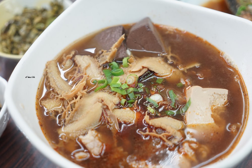 大里美食 炒菜大衛牛肉麵 麻辣牛肉麵 南瓜牛肉麵 還有煙燻魔爪麵與多樣小菜都推薦 加映年菜-酸菜白肉鍋