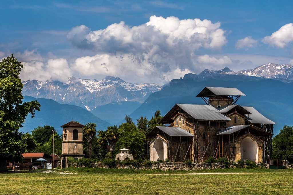 В себе хороший климат, прекрасные пейзажи, чистое море, пляжные развлечения, живописные горы. Otdyh V Abhazii Avtorskie Ekskursii Dzhip Tury I Pohody V Gory