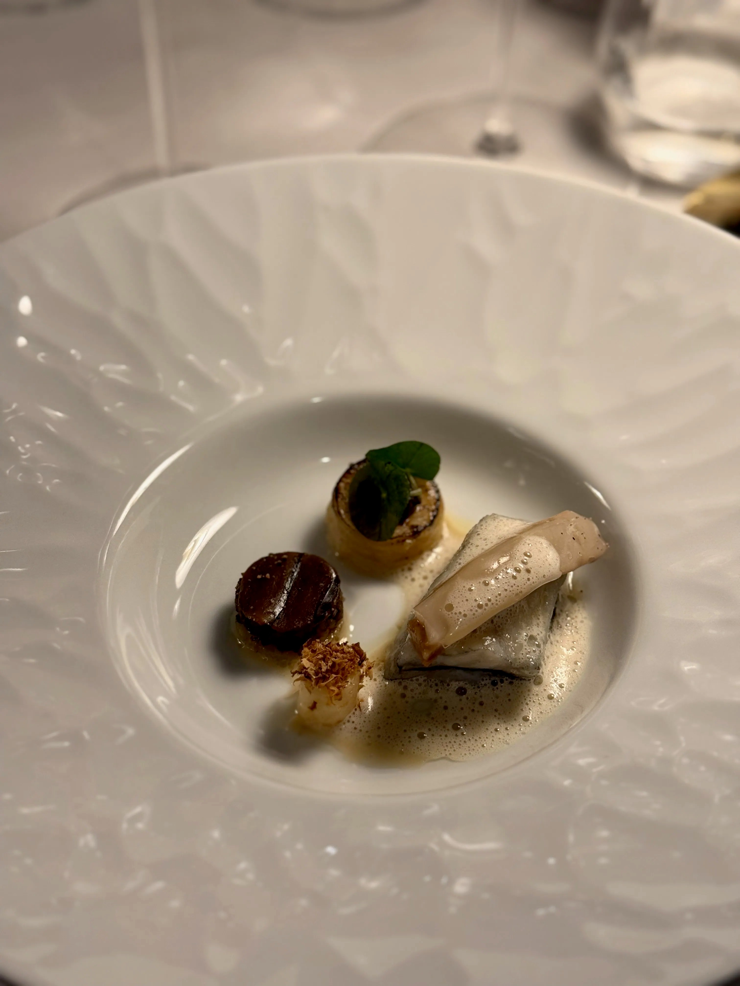 Søtunge modnet i kombu, selleri "katsuobushi style" og sort trompetsvamp