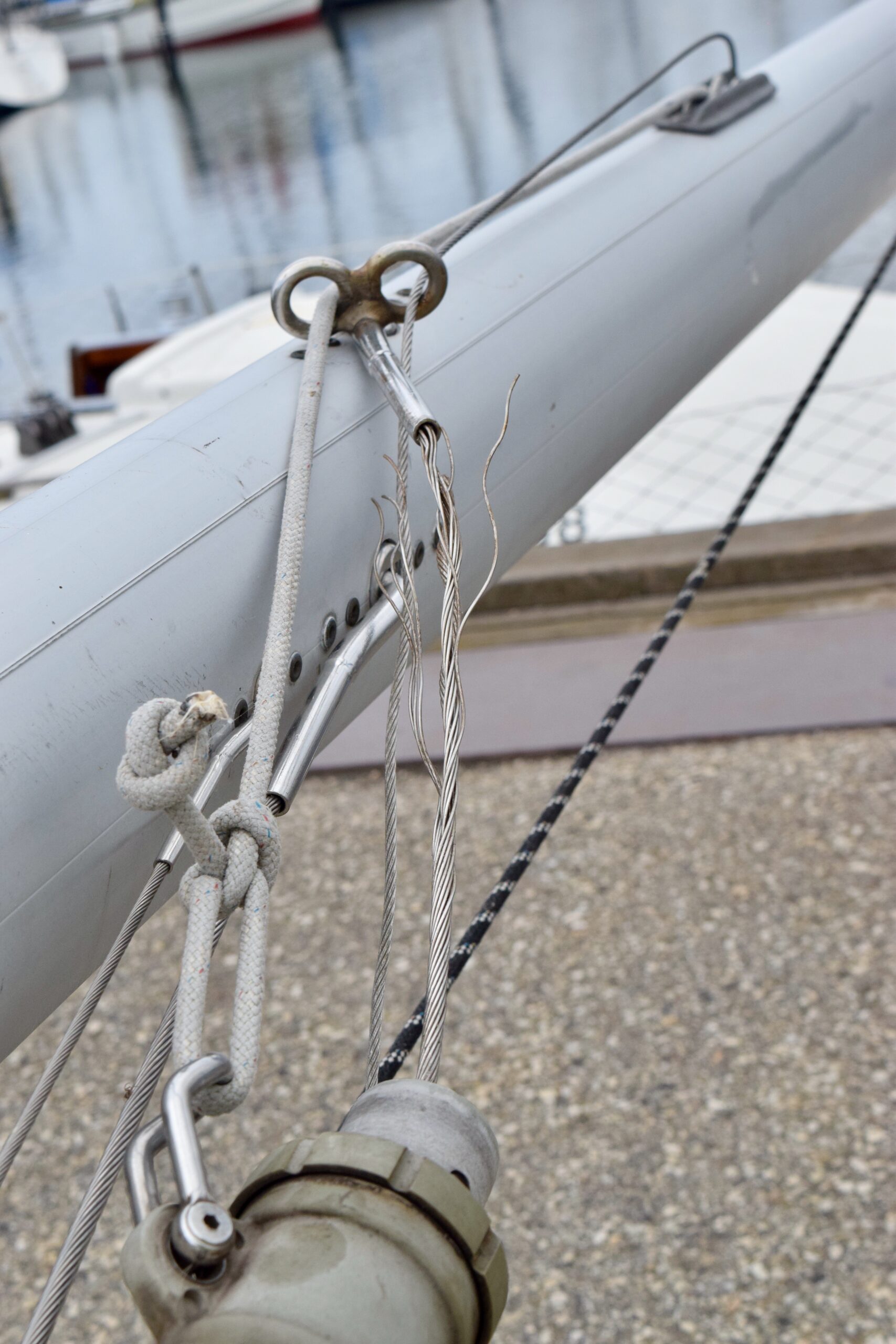Trasig wire i mast som behöver lagas.