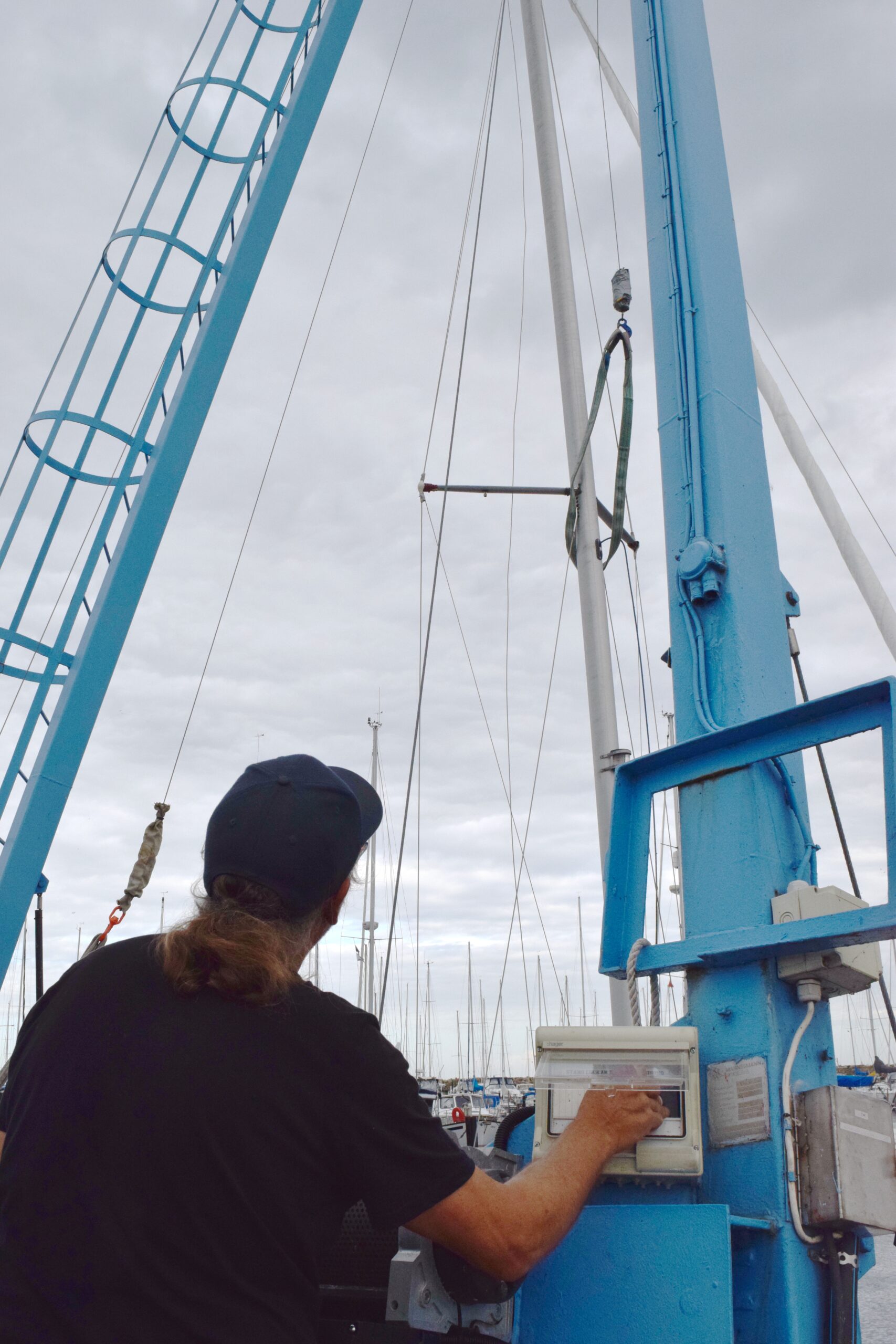 Tomas Hilding mastar av en båt i Limhamn.