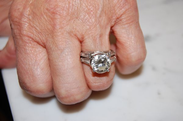 Round Diamond Ring With Tapered Baguettes : 3/4 Carat Preset Princess-Cut Tapered Baguette Diamond / Diamond 1.72 carats round engagement ring with tapered baguettes.