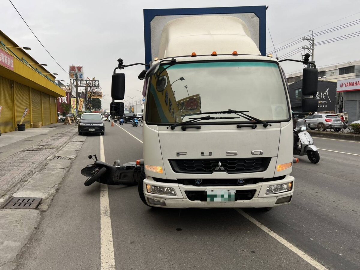 高雄大貨車右偏擦撞機車，騎士倒地受輕傷且雙方口角