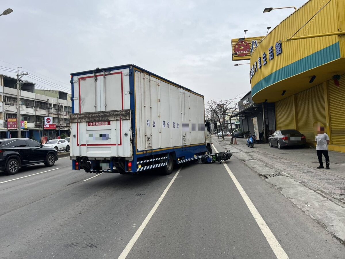 高雄大貨車右偏擦撞機車 騎士輕傷雙方口角無肢體衝突