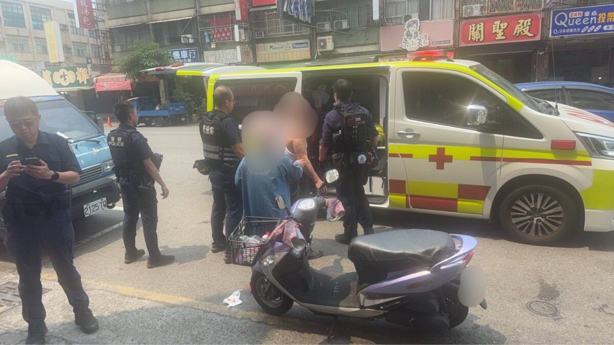 男子持未開封神明寶劍在高雄小港國小籃球場旁徘徊。