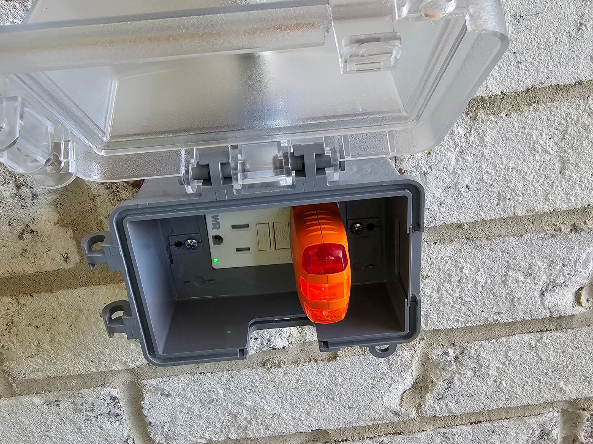 electrician installing electrical outlet northern kentucky