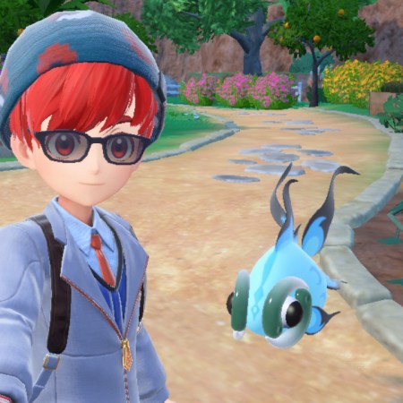 Free Shiny Legendary Chi-Yu in Pokémon Scarlet and Violet Taking a selfie with my blue shiny Chi-Yu.