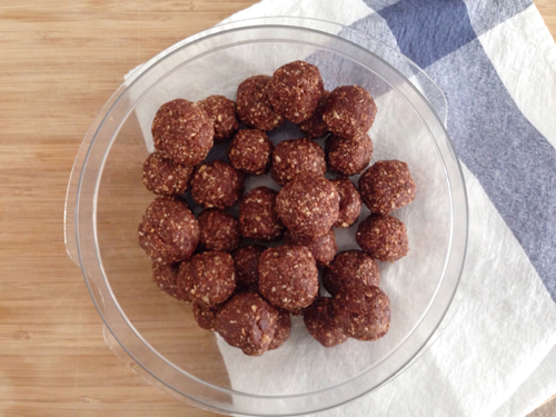 Chocolate-apricot energy chunks