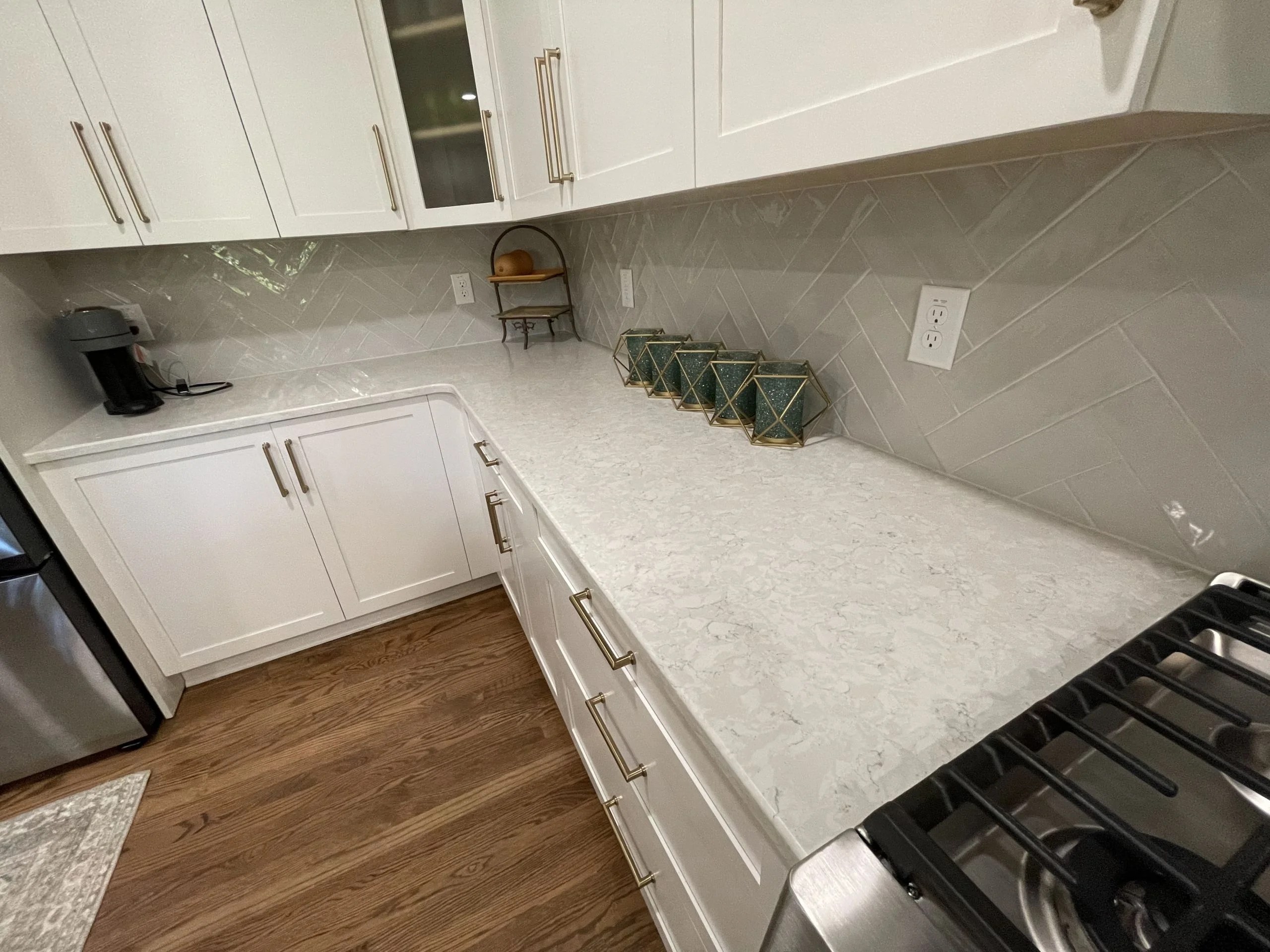Gray herringbone backsplash in large gloss gray tiles