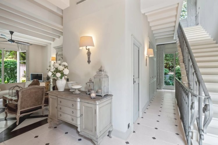 Stunning villa in Cap d'Antibes - staircase