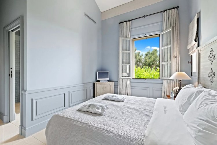 Stunning villa in Cap d'Antibes - bedroom