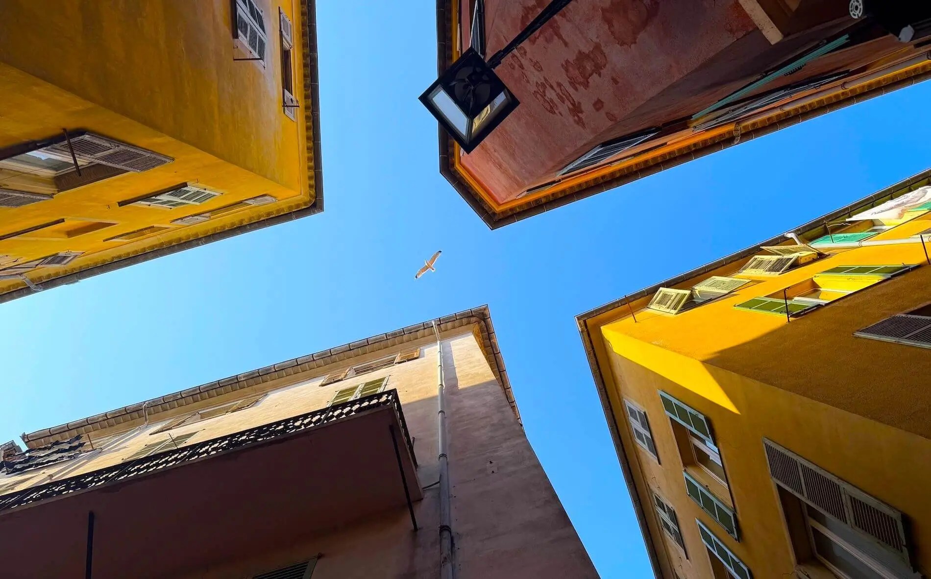 Look up in Vieux Nice - photo © RIVIERA BUZZ