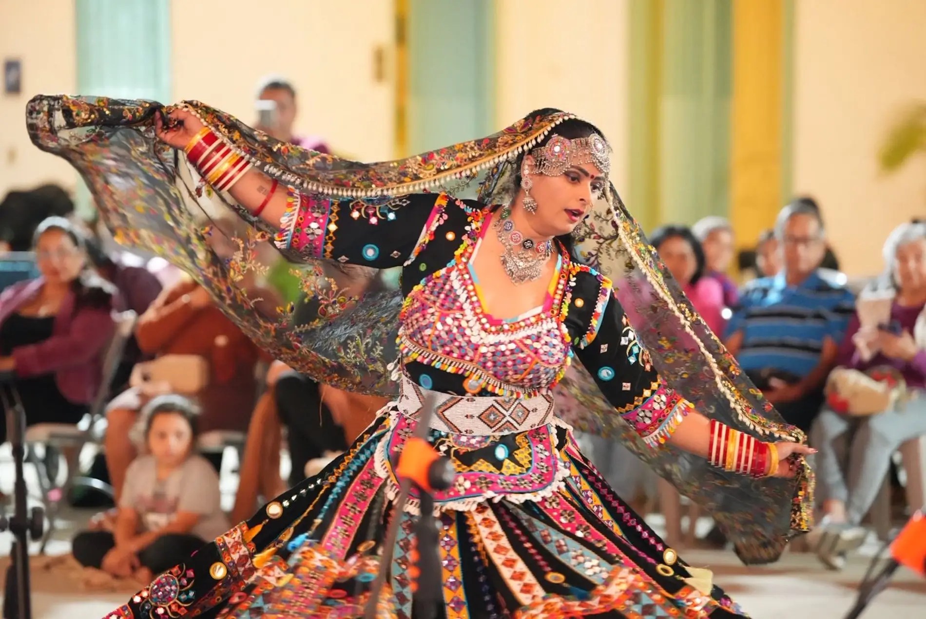 Senu Sapera dancing