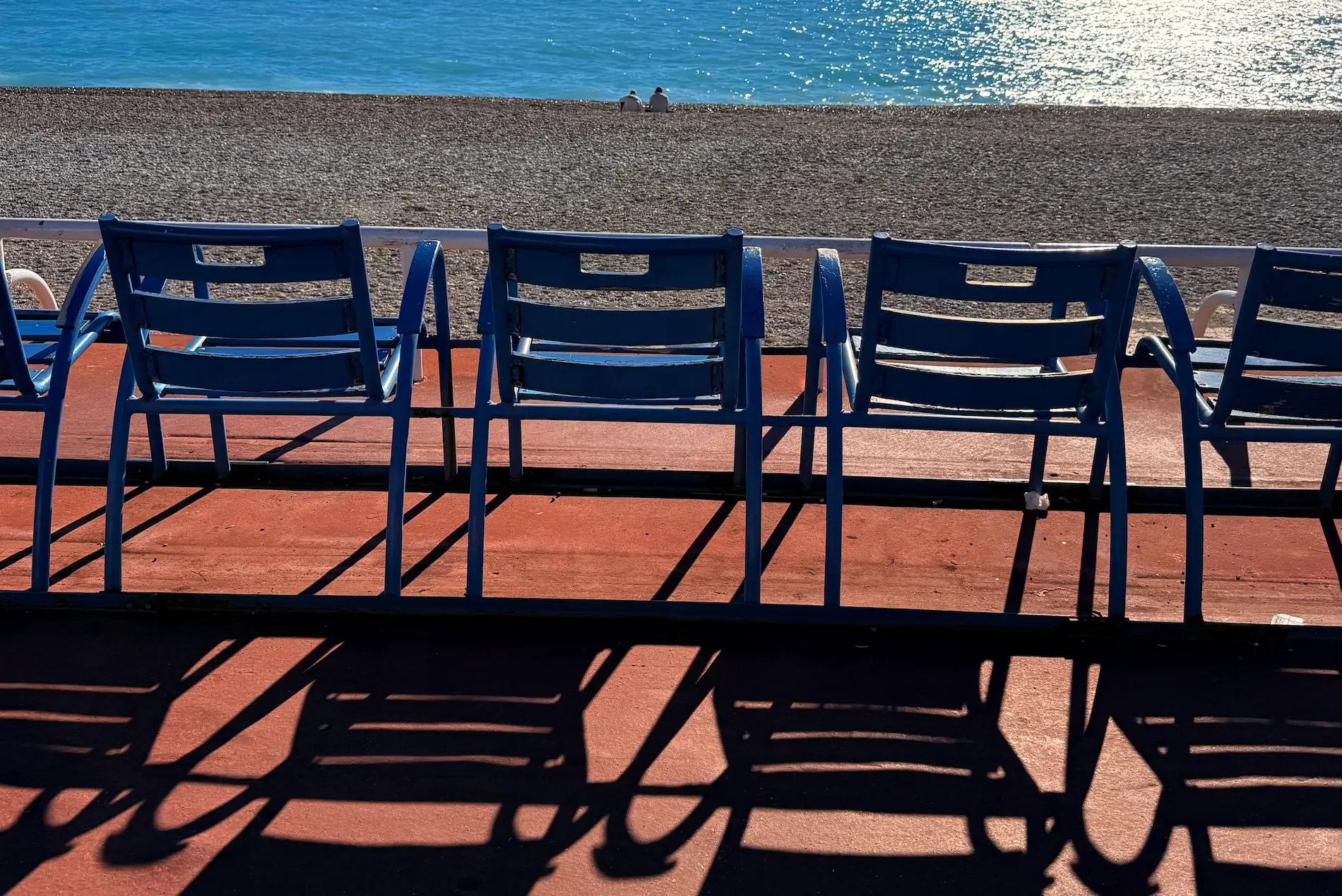 Les Chaises Bleues sur La Prom - Nice - © RIVIERA BUZZ