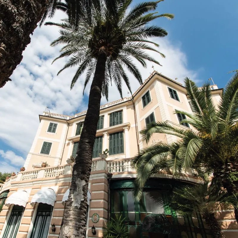Il Residence Conte Finale Ligure visto dalla passeggiata