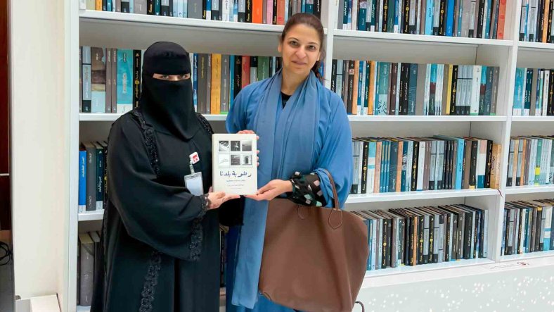 الكاتبة الإماراتية هبة الله المنصوري تهدي كتابها "رطوبة بلدنا" إلى مكتبة محمد بن راشد