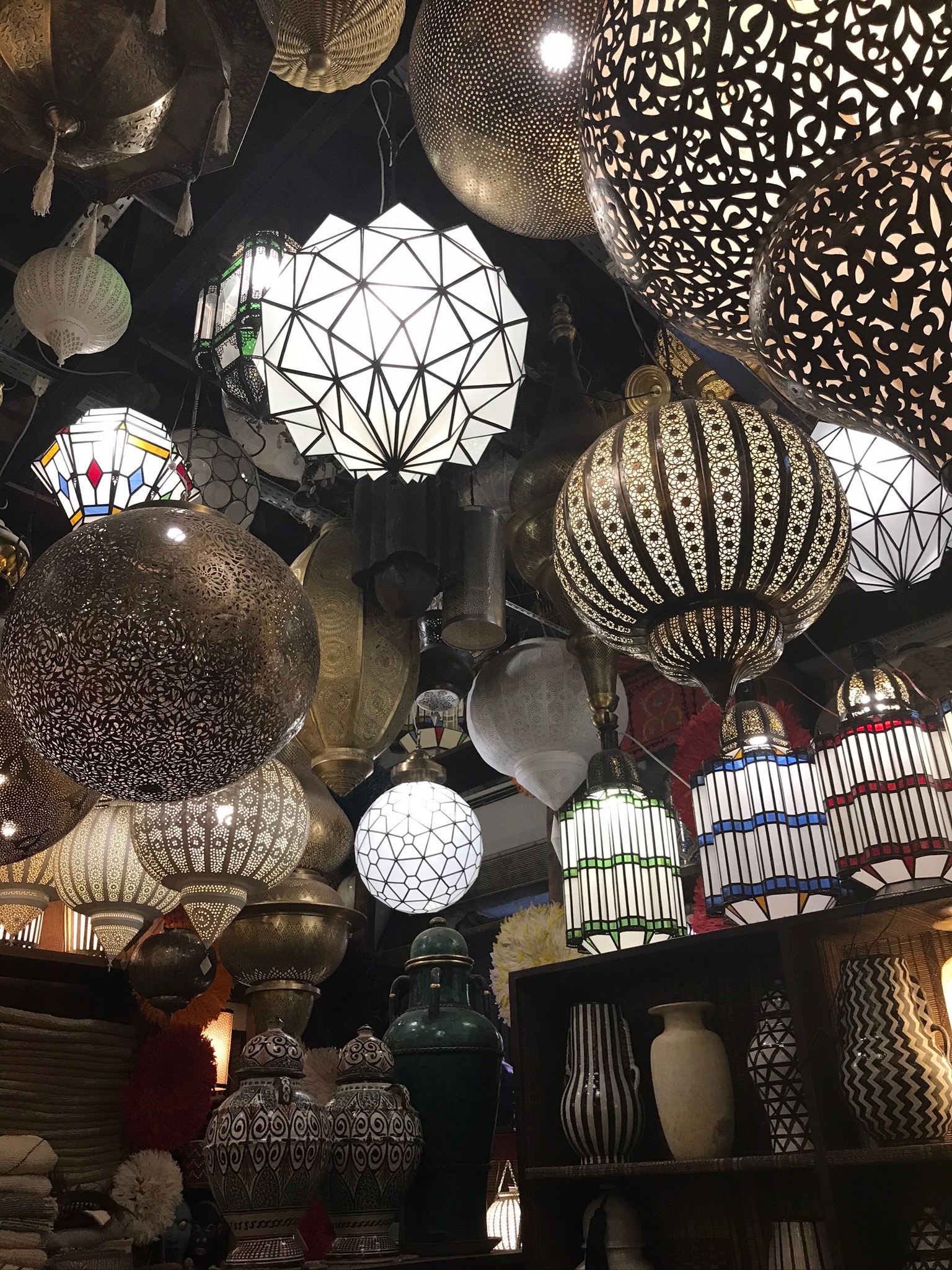 Das Bild zeigt marrokanische Lampen in Marrakesh.