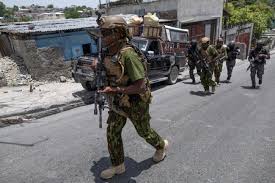 Haïti : un policier kényan tué, trois blindés incendiés par le gang “Gran Grif”