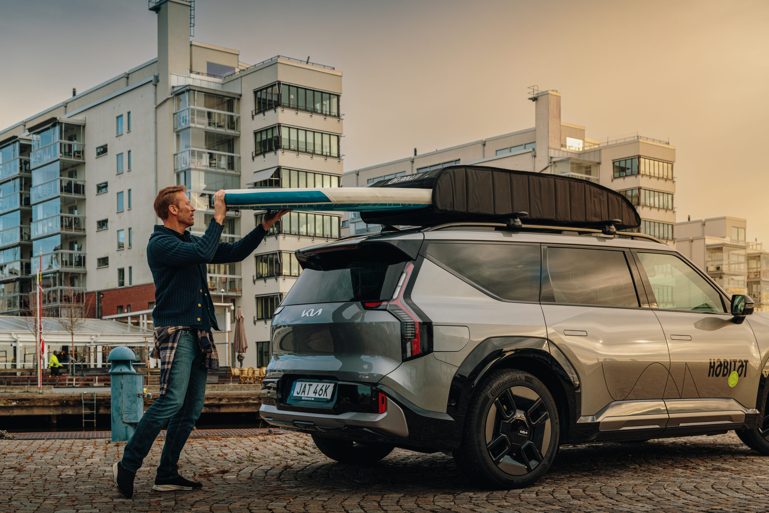 werollit by twsitboxes makes foldable rooftop carrier bag for cars