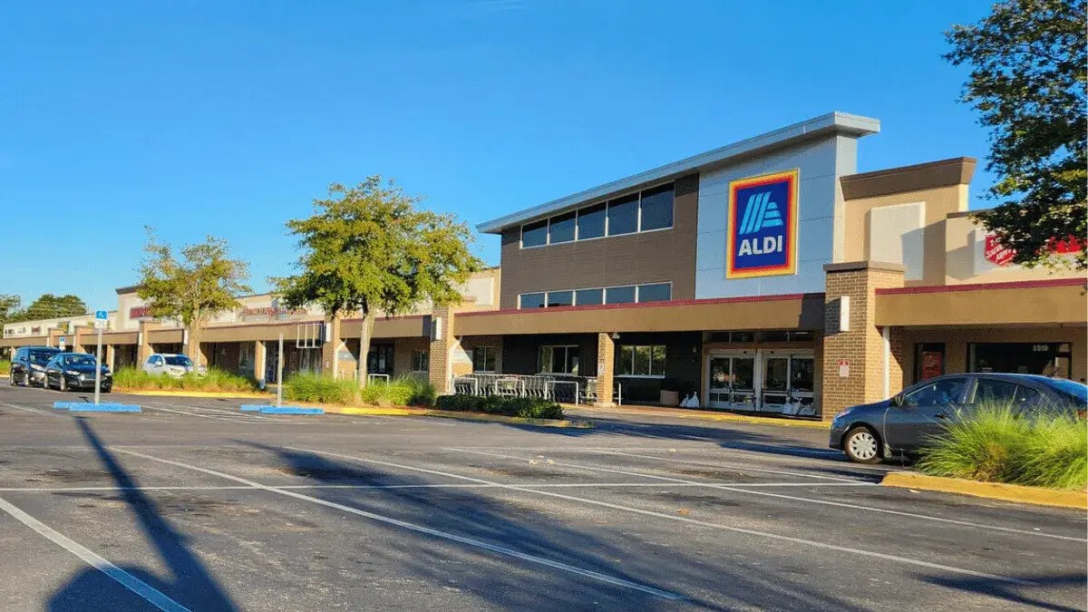 8501-8637 W Hillsborough Ave