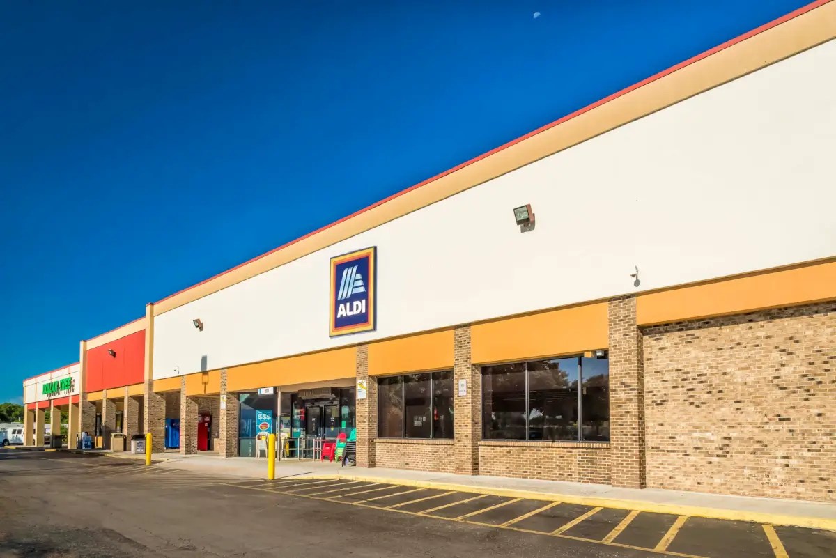 9501-9555 E Fowler Ave