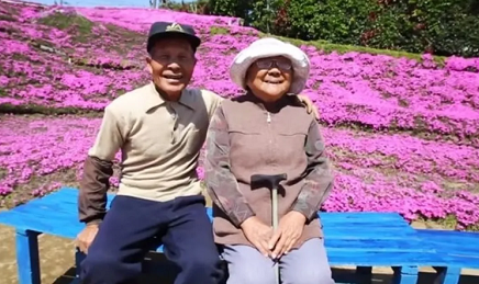 Lalaki, nagtanim ng libu-libong bulaklak para sa asawang bulag