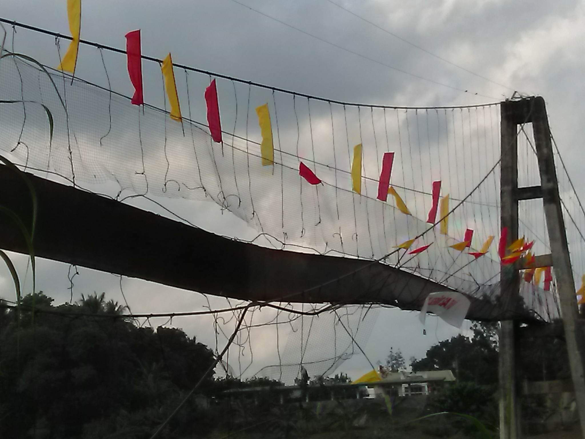 Lima ka bulan nga lapsag nga nahulog sa suba sang nabugto nga tulay nakaluwas, 8 ka iban pa ara sa ospital